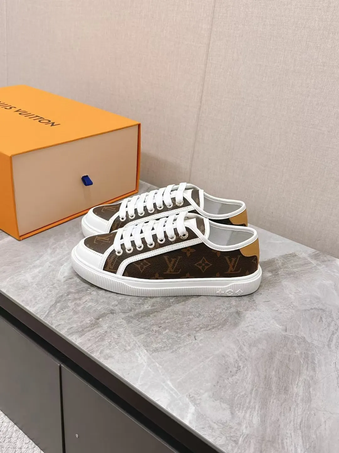 👟👟Ex-factory price 420👟👟 LV Louis Vuitton L Home Donkey Brand’s latest Lagoon series Thick-soled denim denim Embossed Presbyopia Thick-soled Casual sneakers Skateboard shoes Original purchase and development Production This Lagoon sneaker is made of Monogram denim, injecting a retro flavor into the classic design. The Louis Vuitton logo pops out from the leather trim, and the inscribed eyelets, trim and laces highlight the exquisite details. The rubber outsole embellished with Monogram flowers completes the whole. Exquisitely packaged at the delivery counter🛍📦 ▪️ Fabric: Original imported custom first-layer cowhide ▪️ Lining: Original imported cowhide lining ▪️ Sole: Original open-molded non-slip TPU material ▪️ Bottom thickness: 2.5CM ▪️ Size: Women's size 35-40 (41, 42 can be customized)